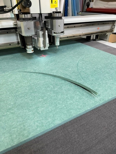 Découpe CNC d'un panneau acoustique feutre vert